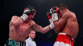 FOTO: Daud Yordan Dikalahkan Petinju Tuan Rumah Inggris Daud Yordan gagal mewujudkan ambisi menantang juara bertahan Vasyl Lomancheko usai dikalahkan petinju tuan rumah Inggris, Anthony Crolla, Sabtu (10/11).