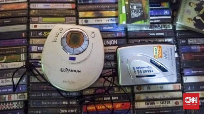 Kaset pita kini telah bertransformasi menjadi barang langka. Kalau masih ada yang punya, alat pemutarnya juga jarang ditemukan di pasaran.