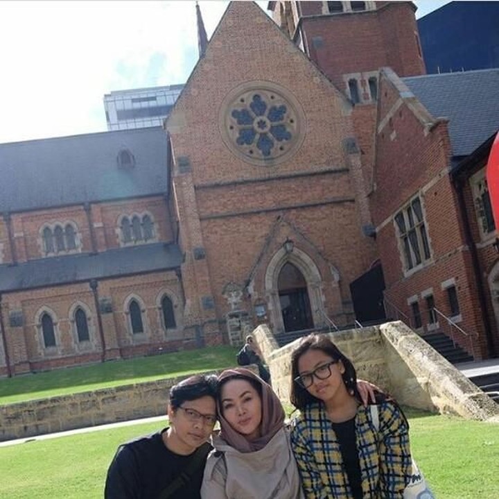 <p>Ini foto waktu <a href="https://hot.detik.com/music/4189701/gigi-tutup-asian-games-2018-armand-maulana-kaget-acaranya-tersusun-begitu-rapi" target="_blank">Armand Maulana</a> sekeluarga liburan di Perth, Australia. Latar fotonya bagus ya, Bun. (Foto: Instagram @dewigita01)  </p>