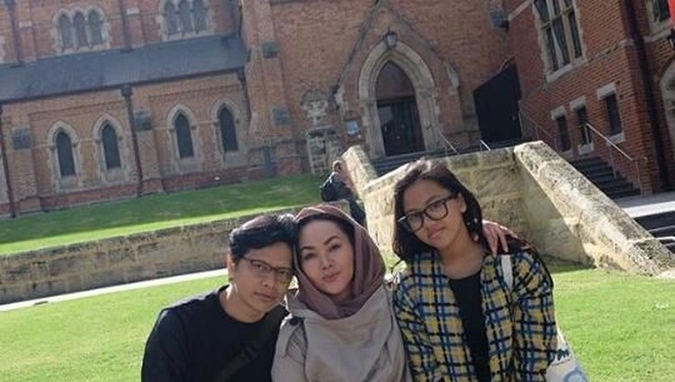 Armand Maulana bangga bukan main pada anak semata wayangnya, Naja, yang diterima di 4 universitas di Inggris. Keren!