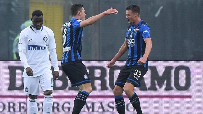 Inter Milan gagal menempel Napoli dan Juventus setelah kalah 1-3 dari Atalanta dalam lanjutan liga Italia di Stadion Atleti Azzuri d'Italia, Minggu (11/11).