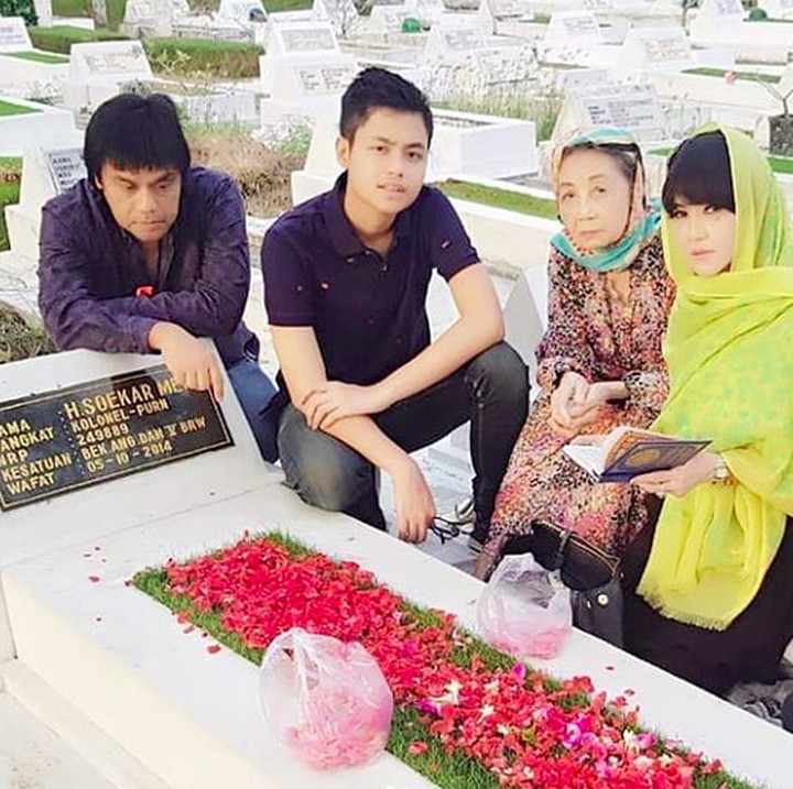 <p>Momen saat Ita dan keluarga ke kuburan ayahnya. (Foto: Instagram @itadyahpurnamasari)</p>