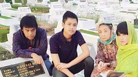 <p>Momen saat Ita dan keluarga ke kuburan ayahnya. (Foto: Instagram @itadyahpurnamasari)</p>