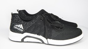 Di Balik Larisnya Sepatu 'Hampir Adidas'