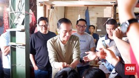Jokowi Belanja Ubi Hingga Daun Pepaya di Pasar Cihaur Geulis