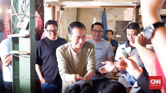 Presiden Joko Widodo mengunjungi Pasar Cihaur Geulis, kota Bandung, Jawa Barat, dan membeli sayur mayur serta daging ayam.
