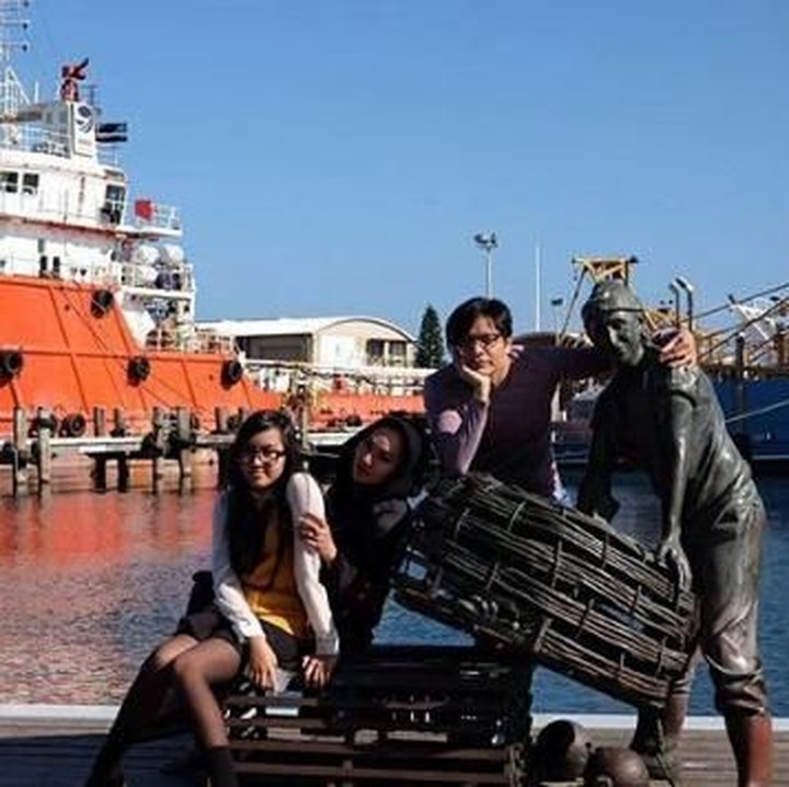 <p>Pindah tempat, kali ini di Australia. Liburan dan berjalan-jalan di pelabuhan juga seru ya untuk foto-foto. Bunda <a href="https://hot.detik.com/celeb/d-3809426/24-tahun-berumah-tangga-armand-maulana-ungkap-ini-ke-dewi-gita" target="_blank">Dewi Gita</a> menikmati banget liburannya. (Foto: Instagram @dewigita01)</p>