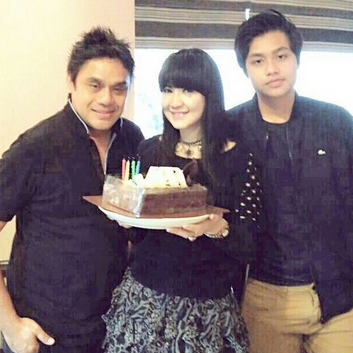 <p><a href="https://hot.detik.com/music/4156537/lewat-izinkanlah-bukti-ita-purnamasari-masih-eksis-bernyanyi/228" target="_blank">Ita Purnamasari </a>merupakan penyanyi yang dulu terkenal dengan lagu Cintaku Padamu. Ini foto Ita bersama suami, Dwiki Dharmawan, dan anak semata wayangnya, M Fernanda Dharmawan. (Foto: Instagram @itadyahpurnamasari)</p>