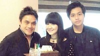 <p><a href="https://hot.detik.com/music/4156537/lewat-izinkanlah-bukti-ita-purnamasari-masih-eksis-bernyanyi/228" target="_blank">Ita Purnamasari </a>merupakan penyanyi yang dulu terkenal dengan lagu Cintaku Padamu. Ini foto Ita bersama suami, Dwiki Dharmawan, dan anak semata wayangnya, M Fernanda Dharmawan. (Foto: Instagram @itadyahpurnamasari)</p>