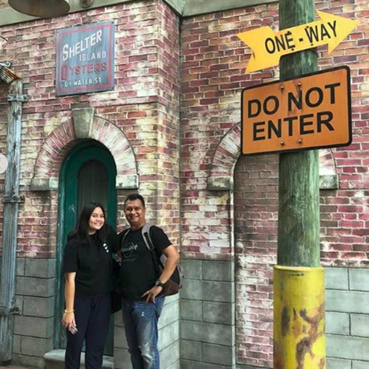 <p>Cheese! Ari foto dulu dengan putri sulungnya, Canie Fedora Arita Dewi. (Foto: Instagram @Aripadi27)</p>