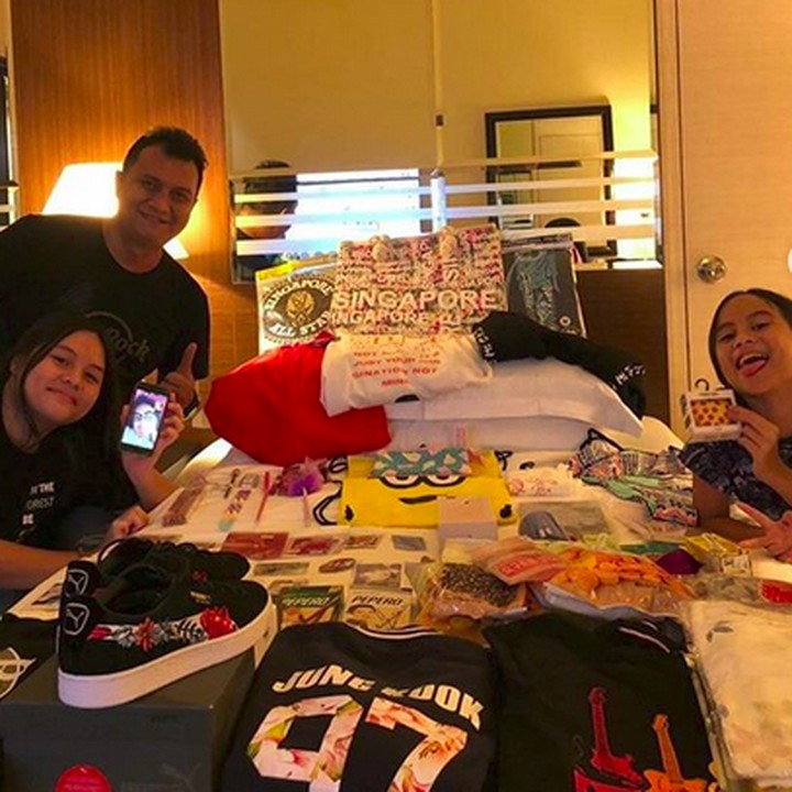 <p>Wah oleh-oleh dari jalan-jalannya banyak ya. Mau dikasih siapa nih Ayah <a href="https://hot.detik.com/music/3698958/kabar-gembira-padi-umumkan-comeback" target="_blank">Ari</a>? He-he-he. (Foto: Instagram @Aripadi27)</p>