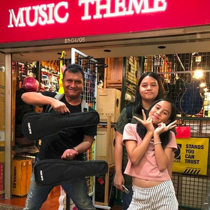 <p>Ari berpose bersama dua putrinya yang cantik-cantik. (Foto: Instagram @Aripadi27)</p>
