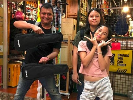 7 Potret Manis Ari 'Padi' dan Keluarga yang Jarang Terekspos