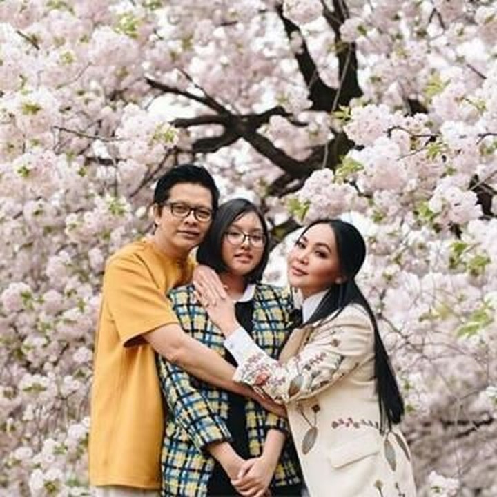 <p>Foto keluarga dengan latar belakang bunga Sakura yang cantik seperti ini keren banget, Bun. (Foto: Instagram @dewigita01)</p>
