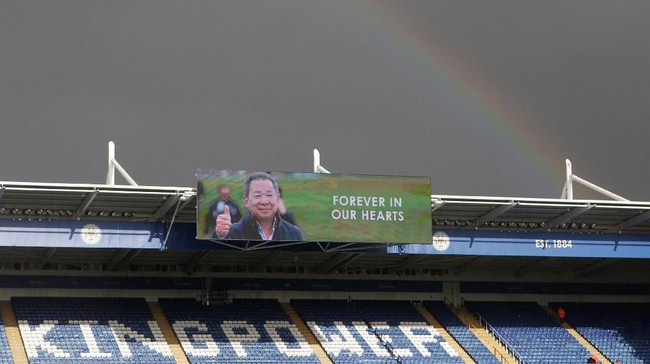 Kehadiran pelangi jelang laga Leicester City vs Burnley di Stadion King Power, Sabtu (10/11), diyakini para fan sebagai hadiah untuk Vichai Srivaddhanaprabha.