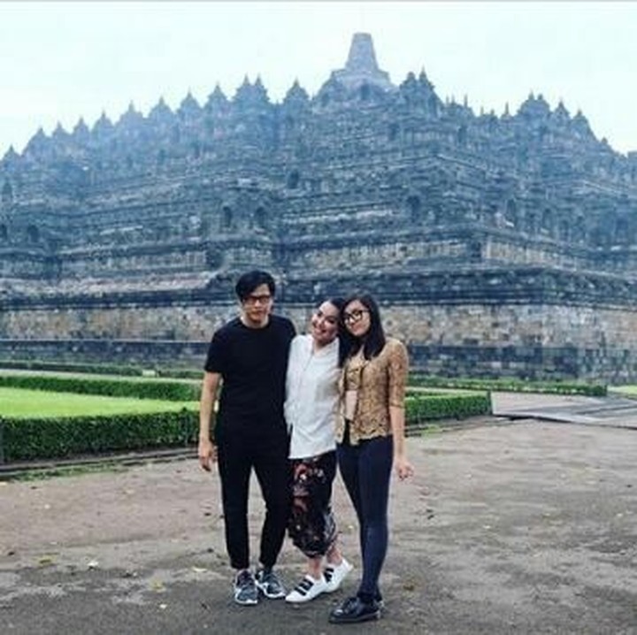 <p>Armand Maulana, Dewi Gita, dan keluarga liburan ke Candi Borobudur di Magelang, Jawa Tengah. Fotonya nggak kalah kece kok dengan foto liburan ke luar negeri. (Foto: Instagram @dewigita01)</p>