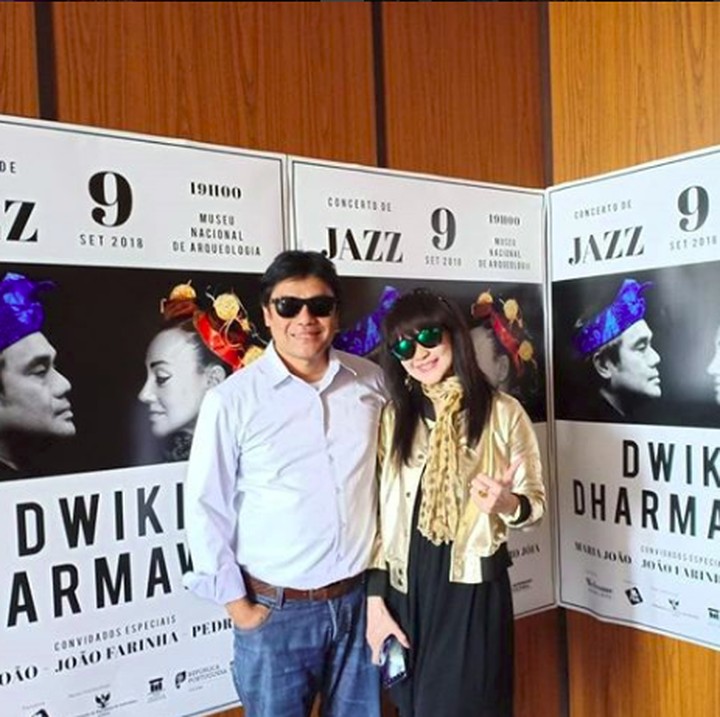 <p><a href="https://hot.detik.com/music/d-4155928/comeback-ini-lagu-lagu-lama-ita-purnamasari-yang-ikonik" target="_blank">Ita Purnamasari</a> foto berdua dulu ya sama Ayah Dwiki. Kacamatanya kompakan nih. (Foto: Instagram @itadyahpurnamasari)Ita</p>