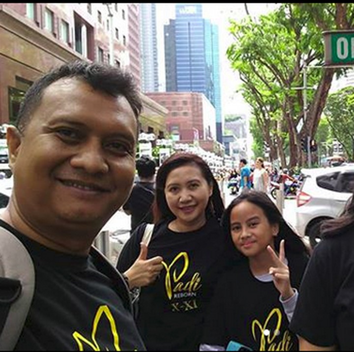 <p>Ari dan keluarga jalan-jalan di Orchard Road, Singapura. Kompak ya kaos mereka. (Foto: Instagram @Aripadi27)</p>