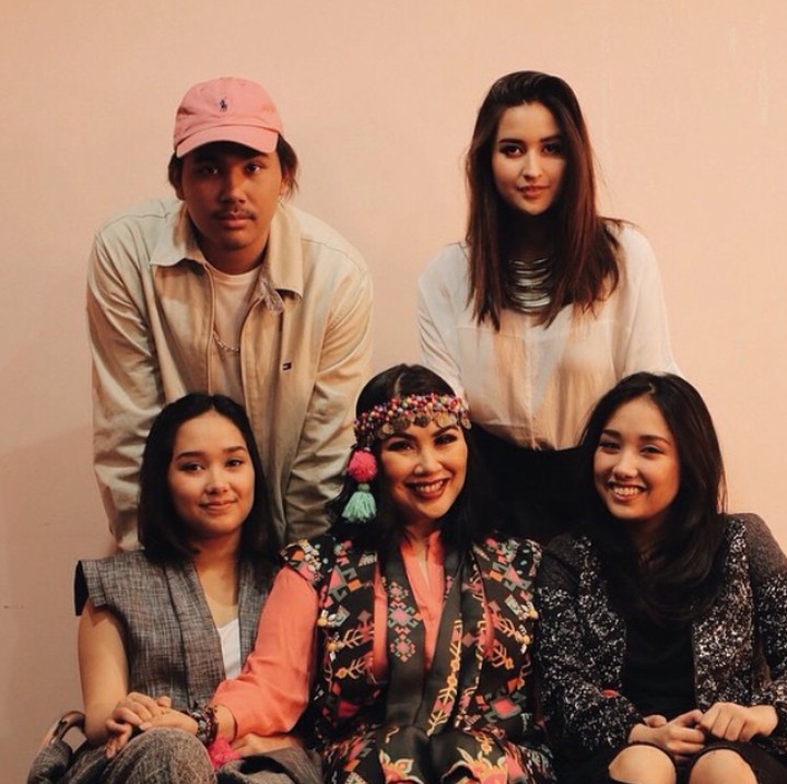 <p>Kompak selalu ya Bunda Titi, Daffa, Stephanie, Salmaa dan Salwaa. (Foto: Instagram/ @stephaniepoetri)</p>