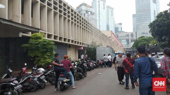 Ruangan kantin di Polda Metro Jaya mengeluarkan asap sekitar pukul 11.30 WIB. Asap diduga disebabkan oleh korseleting dan tidak menyebabkan kebakaran.