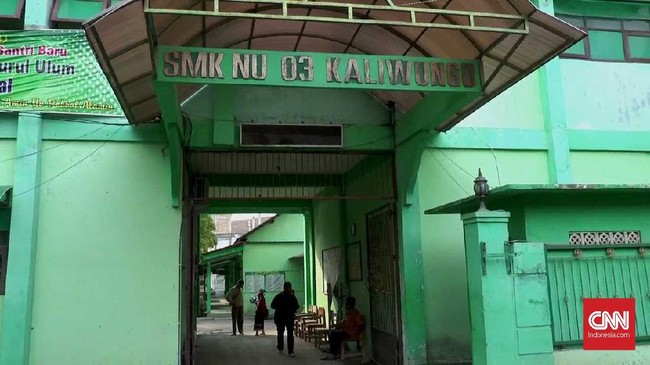 Kepala Sekolah SMK NU 03 Kaliwungu, Muhaidin menjelaskan guru yang ada dalam video itu bernama Joko Susilo. Video yang viral di media sosial hanya candaan