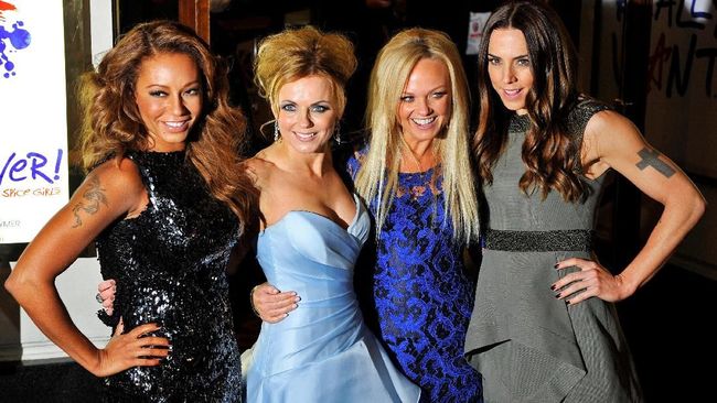 Geri Horner alias Ginger Spice mengungkapkan penyesalan telah keluar dari Spice Girls di depan rekan dan penggemar yang memenuhi konser tur reuni, Sabtu (15/6).
