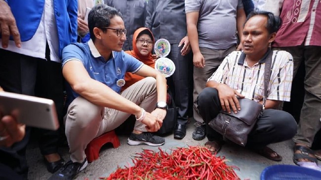 Timses Jokowi menyebut kritikan Sandiaga Uno bukan kritik yang membangun karena bisa berpengaruh pada bisnis pedagang pasar.