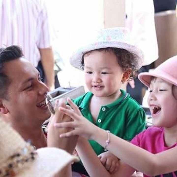<p>Andhika Pratama sedang bercanda nih dengan kedua putrinya. Mereka terlihat sangat akrab dan bahagia (Foto: Instagram/ @andhiikapratama)</p>