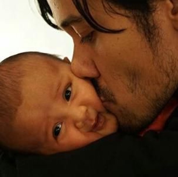 <p>Kecup sayang dari Ayah Chicco Jerikho untuk Surinala, putri kesayangannya. Ekspresi Surinala lucu ya, Bun. (Foto: Instagram/ @chicco.jerikho)</p>