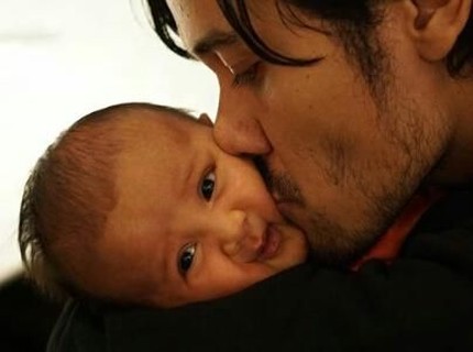 Selamat Hari Ayah! Intip 10 Potret Mesra Hot Daddy dan Si Kecil