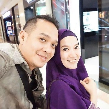 Lyra Virna Sidang, Lasty Mengintip dari Luar Ruangan