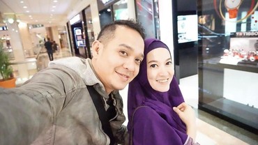 Lyra Virna Sidang, Lasty Mengintip dari Luar Ruangan
