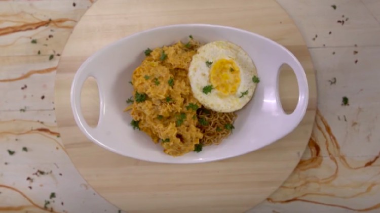 Resep Calamari Telur Asin, Menu Seafood Paling Gurih Resep cumi berikut ini memiliki rasa gurih dari telur asin dan tambahan karbohidrat dari mi instan. Sedap banget!