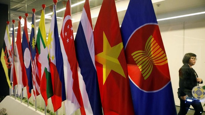 A woman passes ASEAN Summit flags at Suntec Convention Centre in Singapore, November 11, 2022. REUTERS/Edgar Su