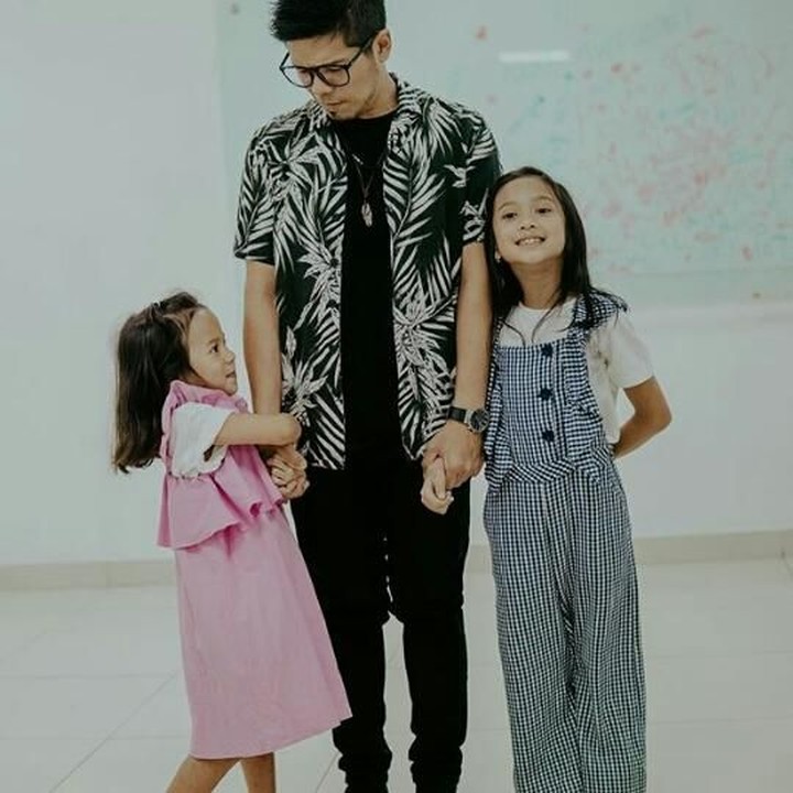 <p>Bunda yang masih ingat dengan Baim 'The Dance Company'? Suami Artika Sari Devi ini akrab lho dengan anak-anaknya. Lihat saja, Zoe dan Abbey menggandeng erat lengan ayahnya supaya nggak lepas (Foto: Instagram/ @baimguitar)  </p>