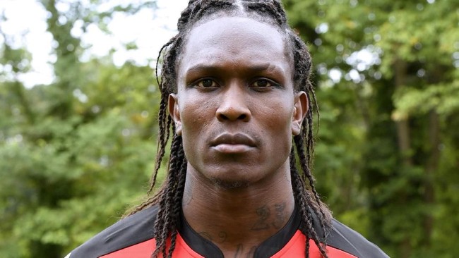 Penyerang Maccabi Petah Tikva, Habib Habibou, mencetak gol ke gawang tim lawan karena posisinya yang tengah menolong rekan satu tim.