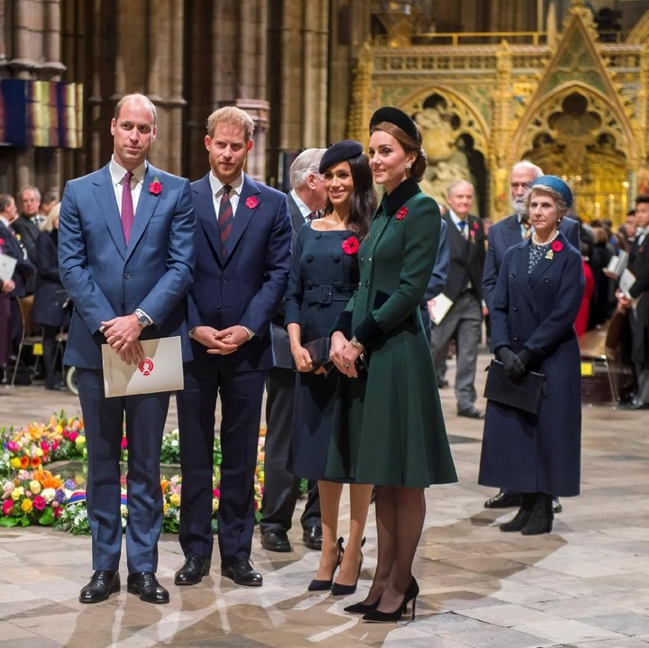 <p>Di kesempatan lain, Pangeran William dan Pangeran Harry datang bersama di sebuah acara didampingi pasangannya masing-masing. (Foto: Reuters)</p>