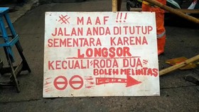 VIDEO: Jalur Alternatif Bekasi-Jakarta di Cipayung Longsor