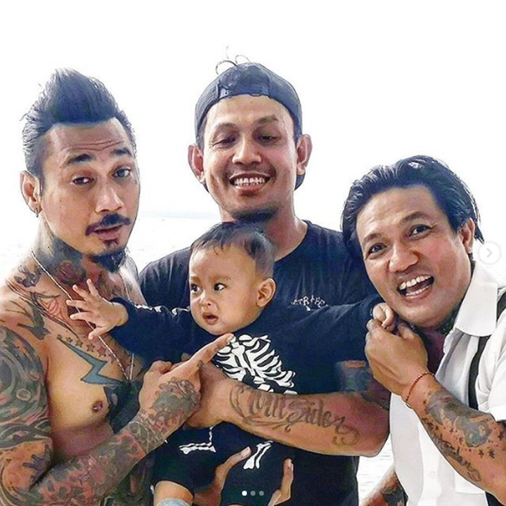 <p>Hmm, kira-kira apa ya yang ada di pikiran si kecil ini ketika foto bareng <a href="https://hot.detik.com/detiktv/d-4296965/jerinx-sid-sentil-via-vallen-netizen-geram" target="_blank">Jerinx</a>? He-he-he. (Foto: Instagram @jrxsid)</p>