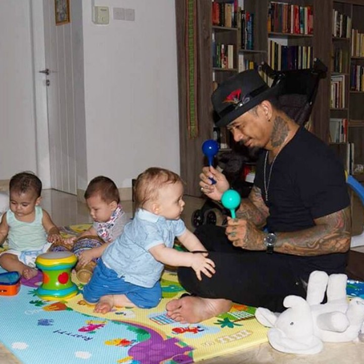 <p>Mengajak anak-anak bermain bisa jadi salah satu kegiatan yang disukai Jerinx nih, Bun. (Foto: Instagram @jrxsid)  </p>