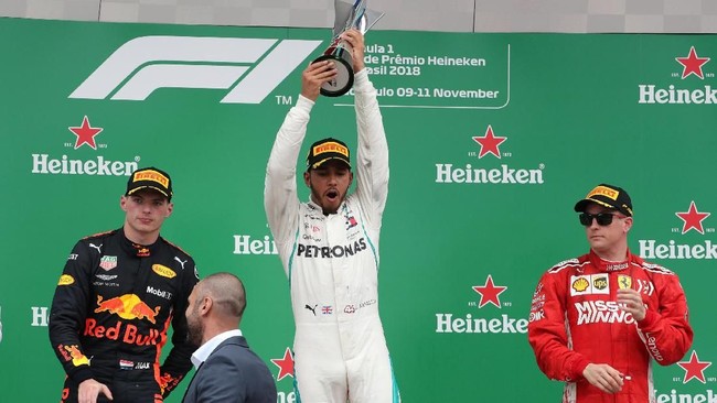 Lewis Hamilton meraih kemenangan di Formula One (F1) GP Brasil di Sirkuit Interlagos, Minggu (11/11) waktu setempat.