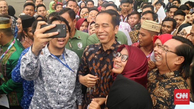 Presiden Joko Widodo meminta kepada para bupati untuk mewaspadai ketidakpastian ekonomi global yang menurutnya bisa berdampak ke ekonomi dalam negeri.