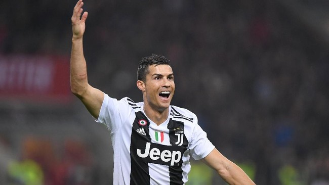 Presiden Bayern Munchen Uli Hoeness mengungkap harga Cristiano Ronaldo terlalu mahal untuk pemain bintang yang sudah 33 tahun.