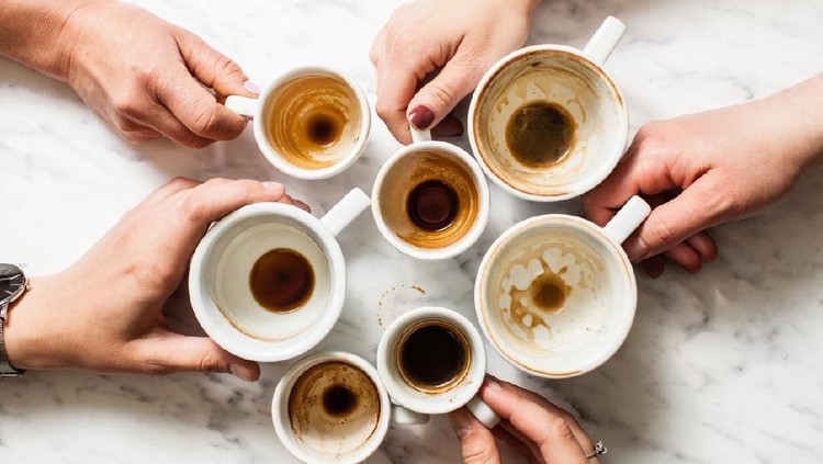 Cangkir dan gelas di dapur kotor karena noda kopi dan teh yang membandel, Bun? Bersihkan dengan 5 cara ini.