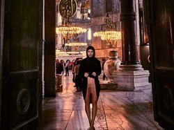 Traveling ke Turki, Model Playboy Ini Berpose Seronok di Masjid Hagia Sophia
