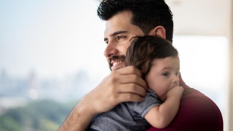 Sibuk bekerja boleh saja, Bun. Tapi jangan lupa ingatkan para ayah untuk tetap menyediakan waktu bermain dengan anak, ya.