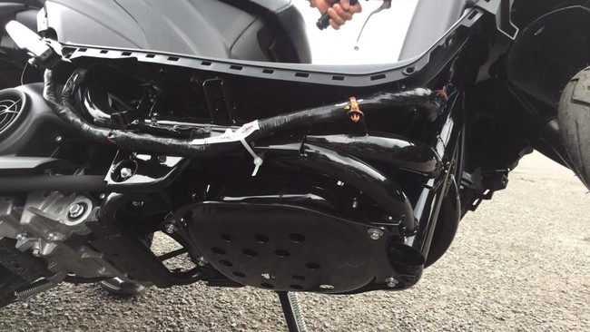 Posisi tangki berada di bawah kaki biker alih-alih di bawah jok seperti skutik 125 cc pada umumnya, desain ini punya keunggulan tapi juga ada kelemahannya.