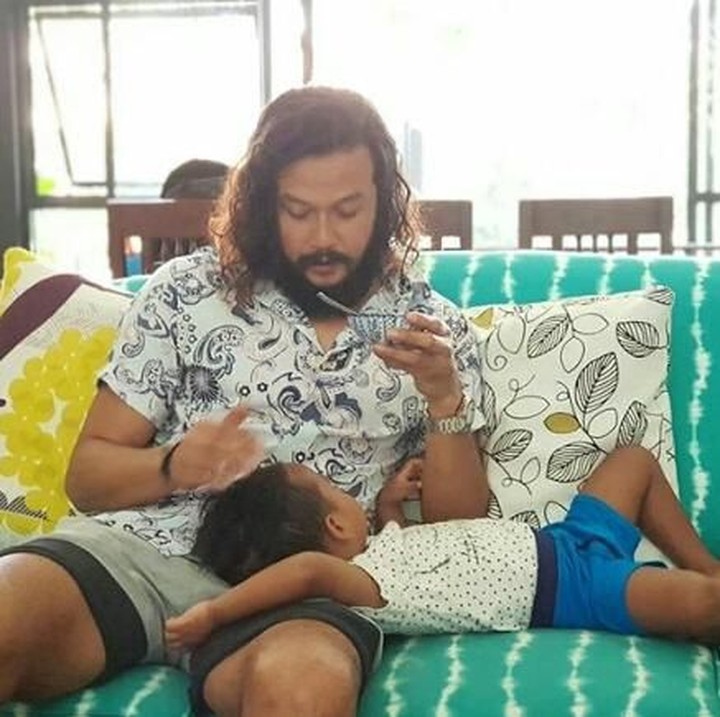 <p>Den Bagus kelihatannya nyaman banget nih rebahan di pangkuan sang ayah, Dwi Sasono. (Foto: Instagram/ @dwisasono)</p>