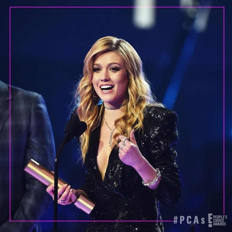 Ajang penghargaan, People's Choice Awards, baru saja dilaksanakan di California, Amerika, Minggu (11/11). Insertizen initp yuk wajah bahagia dari para pemenang.