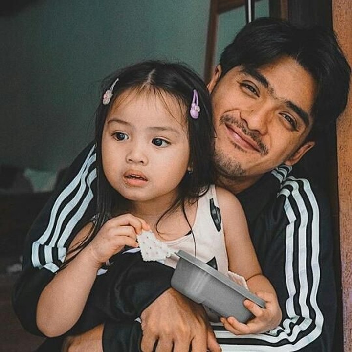 <p>Peluk hangat dari Ayah Ricky Harun untuk Kiya. Tapi kok Kiya nggak lihat ke kamera sih? Mungkin dia sedang asyik makan biskuit ya. He-he-he. (Foto: Instagram/ @rickyharun)</p>